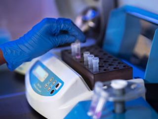 medecin-effectuant-recherches-medicales-laboratoire_23-2149335665