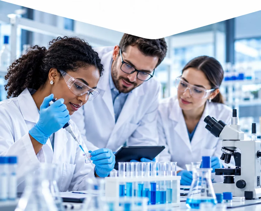Trois scientifiques au travail dans un laboratoire