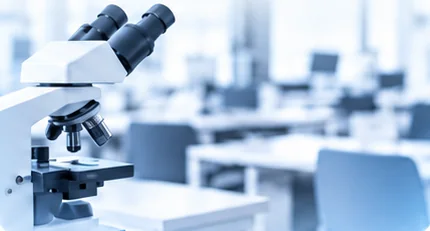 Salle de travaux pratiques avec microscope